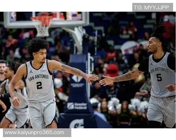 哈珀在本场比赛中表现出色荣膺最佳后卫超越费尔斯卡斯尔和福克斯